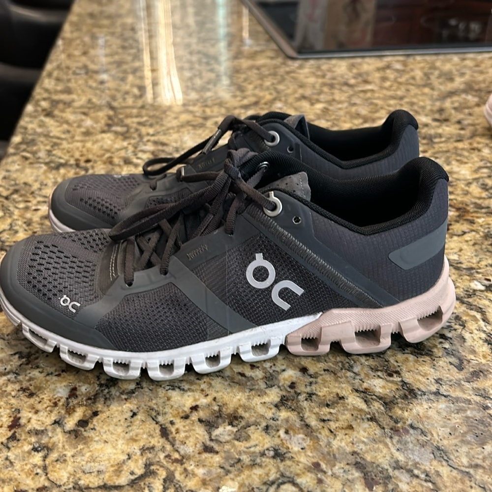 On Cloud Women’s Size 5